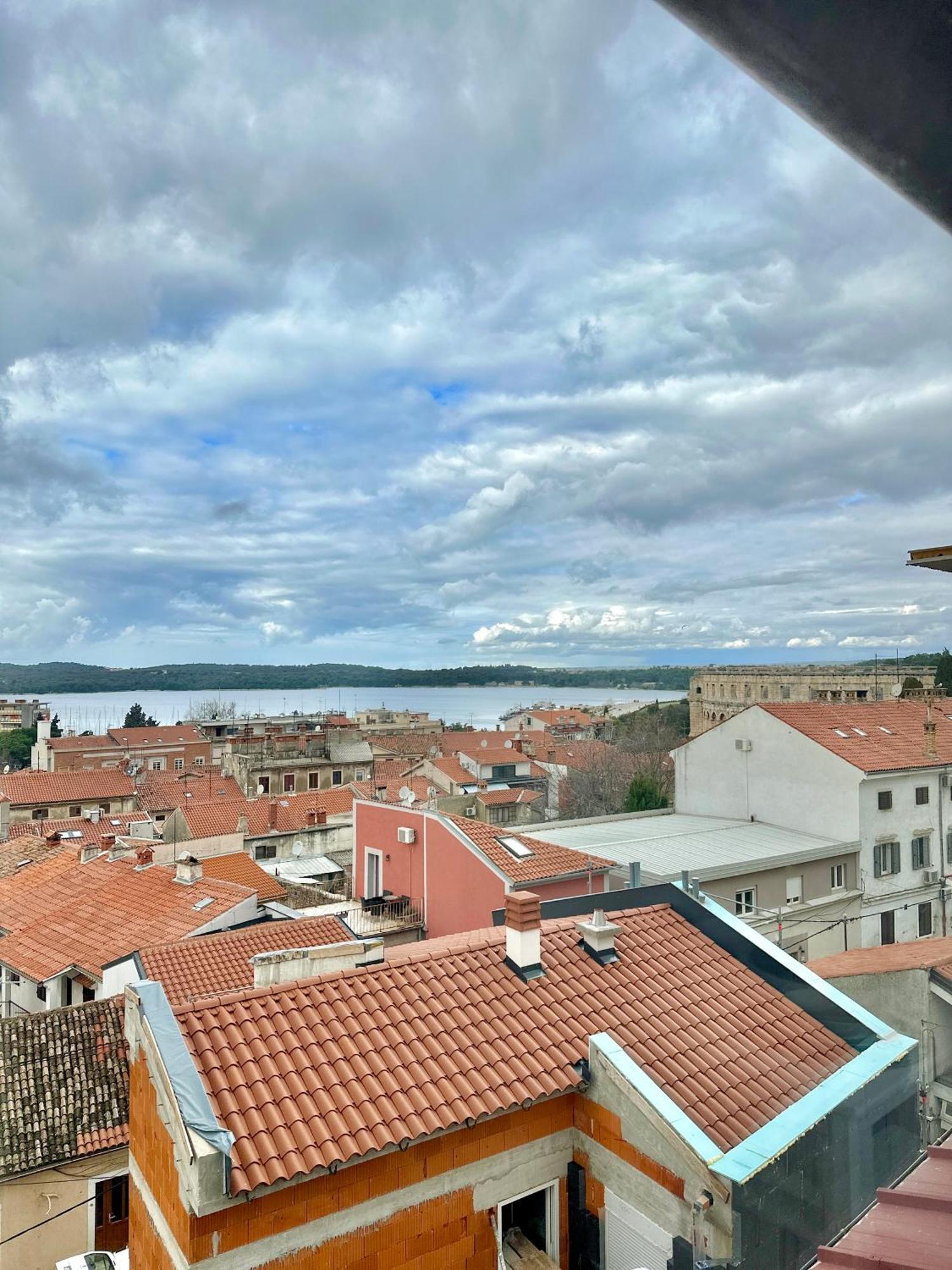 Crolivia Near Arena, Center Of
